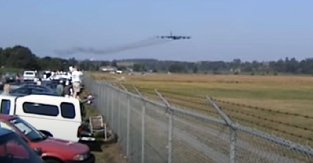 Boeing B-52 Fast And Low