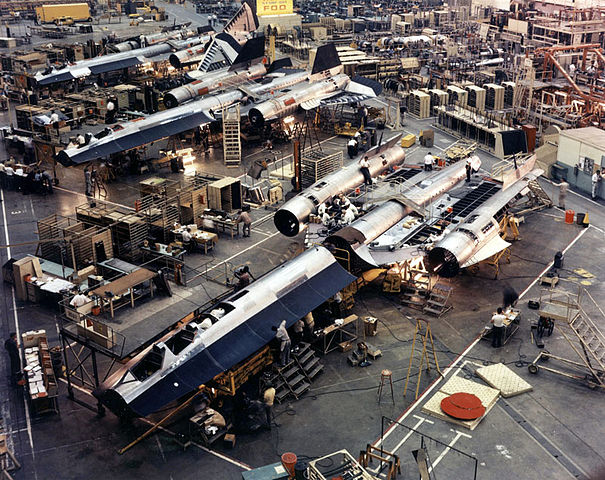 605px-SR71_factoryfloor_SkunkWorks