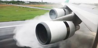 Boeing 747-400 MEGA SPLASH during thrust reverse