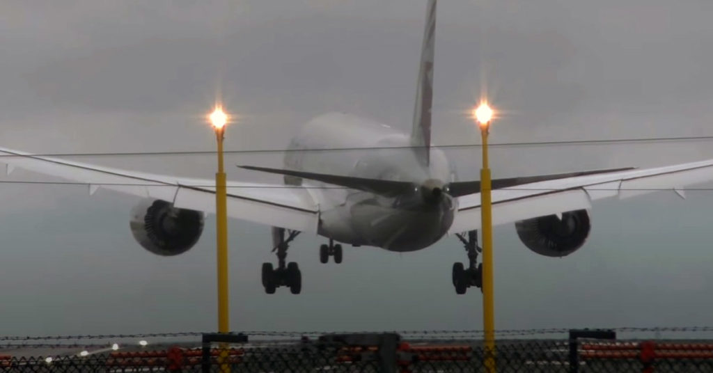 Boeing 787 Crosswind Landing