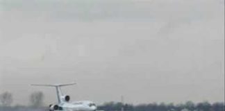 Spectacular Tu-154 landing with reversers – as spotters go wild
