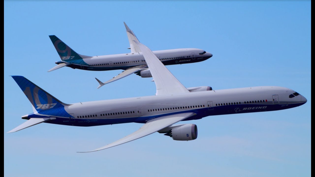 boeing-787-10-dreamliner-737-max-9-fly-together-in-dramatic-display