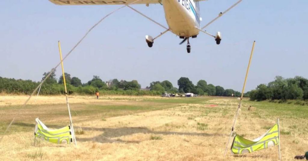Here's How Airplanes Pick Up Those Giant Advertising Banners