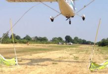 Here’s How Airplanes Pick Up Those Giant Advertising Banners Here's How Airplanes Pick Up Those Giant Advertising Banners