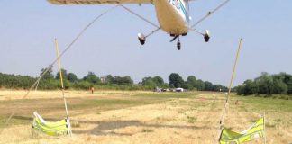 Here’s How Airplanes Pick Up Those Giant Advertising Banners Here's How Airplanes Pick Up Those Giant Advertising Banners