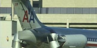 Pilot powerbacks this MD-80 out of the terminal like it’s a pickup truck. American Airlines McDonnell Douglas MD-80 pulling away from the gate on its own power!