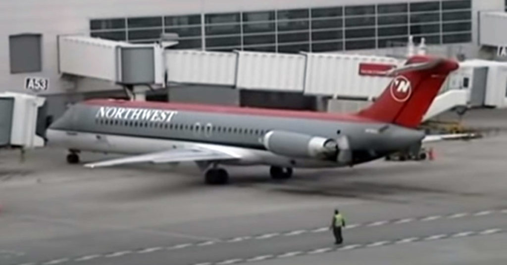 DC-9 pushing back without assistance