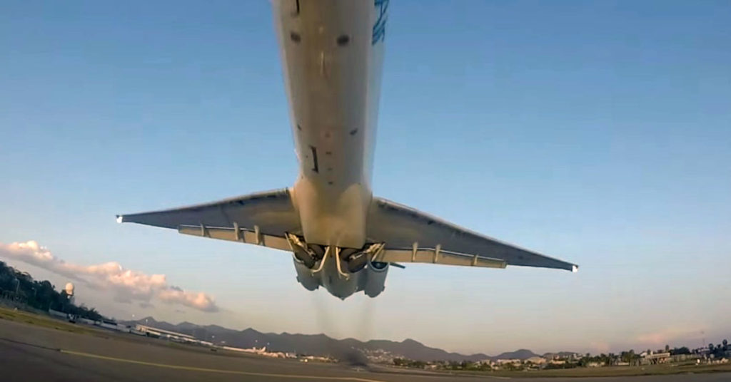 Low McDonnell Douglas MD-80 Takeoff From Princess Juliana Airport