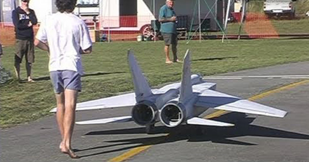 the largest jet-powered scale model of a MiG-25