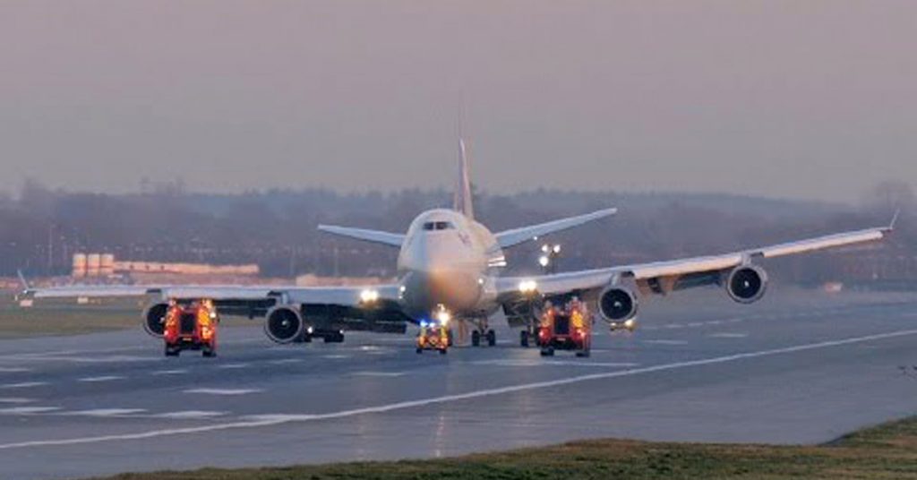 Virgin Atlantic Boeing 747-400 Emergency Landing With Crippled Landing Gear
