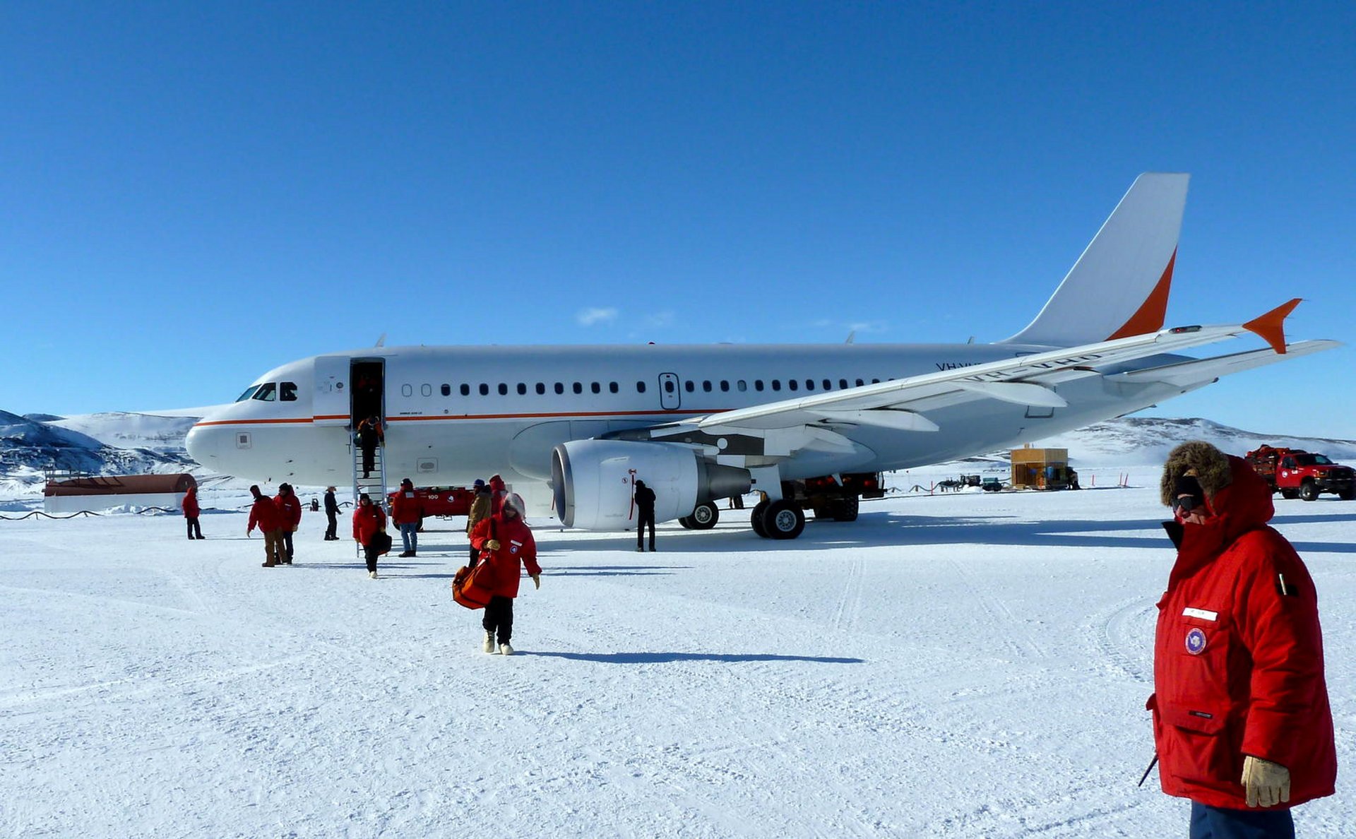 The First Commercial Airliner To Land On Icy Runway in Antarctica ...