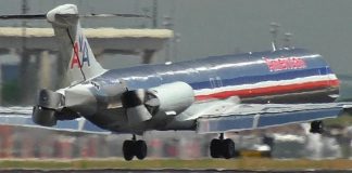McDonnell Douglas MD-80 Reverses Thrust in the air! McDonnell Douglas MD-80 Reverses Thrust in the air!
