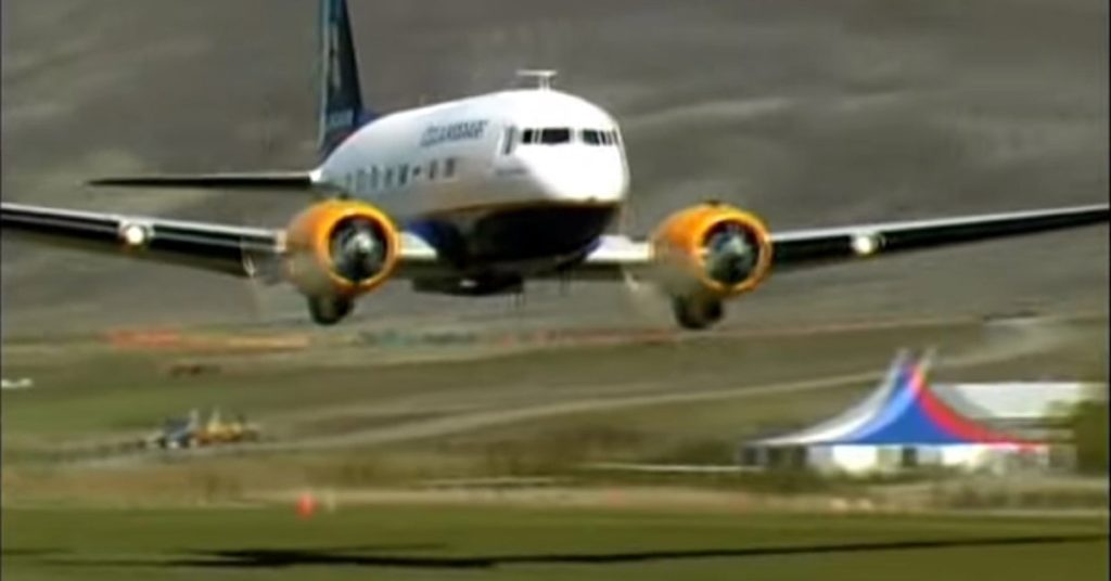 DC-3 Low Pass Engine Sound!