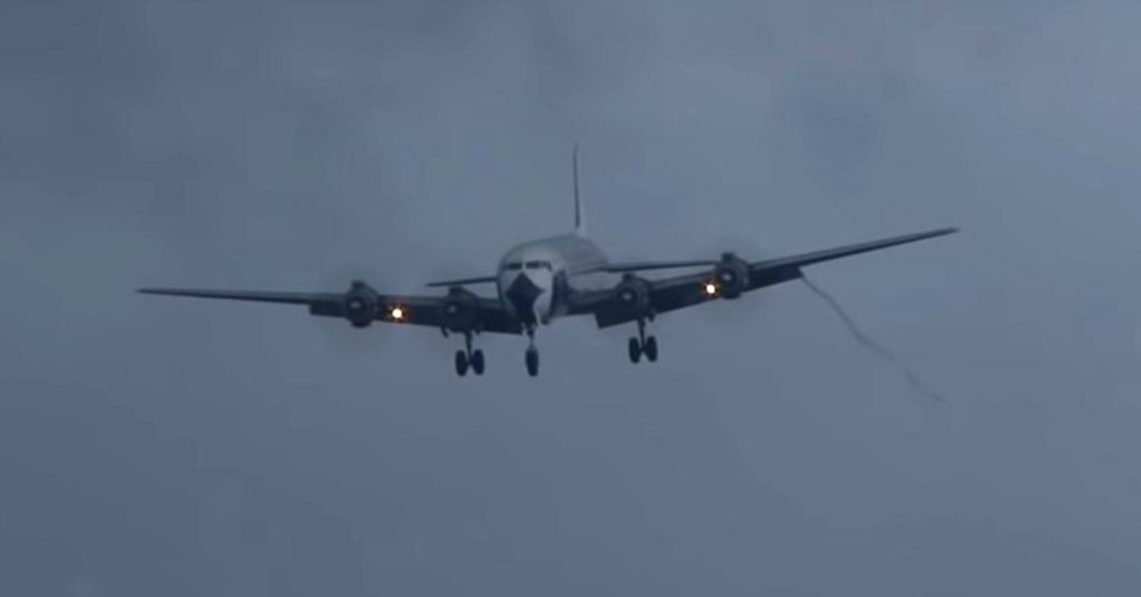 Douglas DC-7 at St Maarten with Crosswind