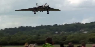 Avro Vulcan Howl Sets Off All Car Alarms Avro Vulcan