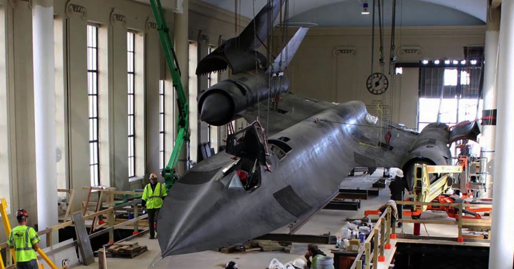 Timelapse of the installation of the SR-71 Blackbird spy plane in Virginia Science Museum